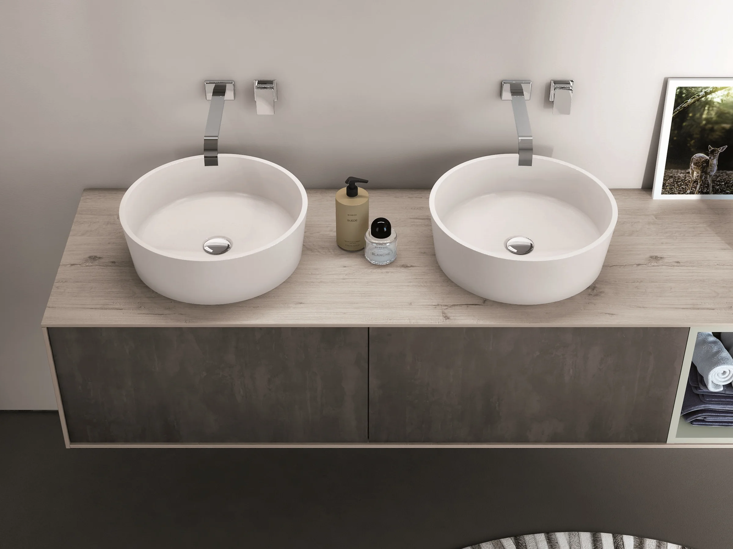 Waschtisch EDGE-LeCornici 08 mit heller Holzplatte und graubraunen Betonfronten mit offenem Ablagefach