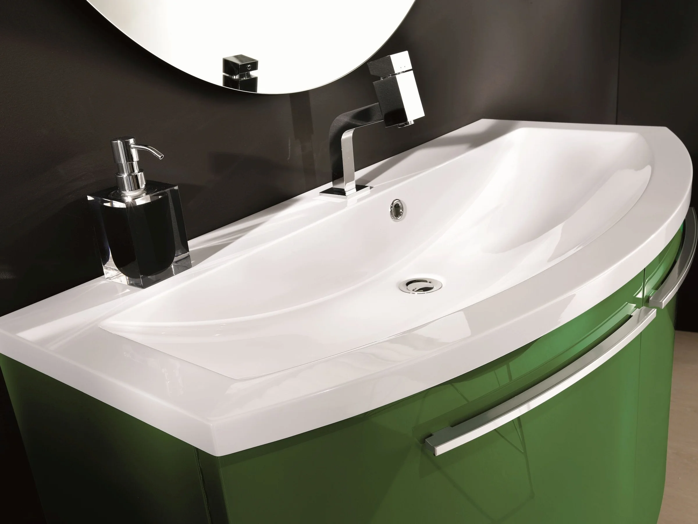 Waschtisch OLA 12 mit konvex gewölbten Fronten in Grün und organisch geformtem weißen Becken