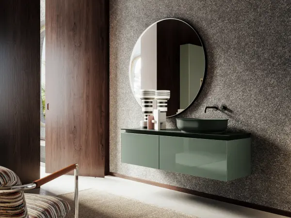 Waschtisch ALTO 15 mit hochglänzenden Fronten in Salbeigrün und Hochschrank mit dunklen Holznischen