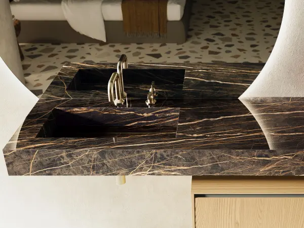 Waschtisch EDGE-LeCornici 12 mit dunkler Gress-Marmorplatte und hellem Echtholz-Unterschrank mit Golddetails