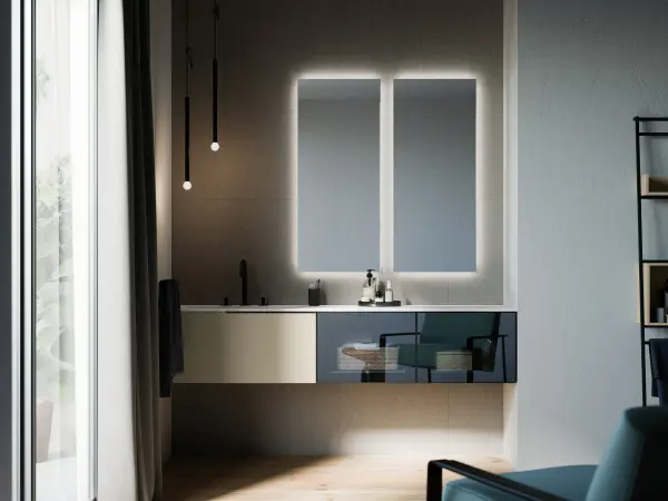 Waschtisch OLA 21-20/B mit heller Ocritech-Platte und cremefarbenen Fronten neben dunklem Glasschrank