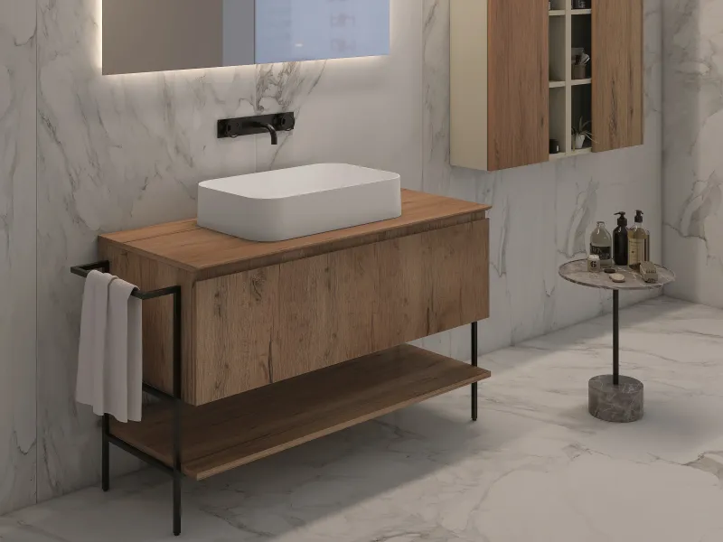 Waschtisch YOUNG NW2_12 mit rustikaler Eichenholzplatte und weißem Auflagebecken neben grauem Begleitschrank