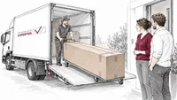 Ein Paar wartet an der Haustür, während ein Lieferant ein großes Paket aus einem LKW auslädt.