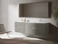 Wandhängender Waschtisch mit gerillten grauen Fronten, weißer Platte mit integriertem Becken und breitem Lichtspiegel