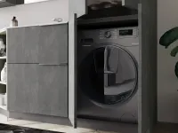 Badmöbel-Waschmaschinenschrank in Betonoptik mit geöffneten Türen, darin die Waschmaschine, darüber ein Ablagefach