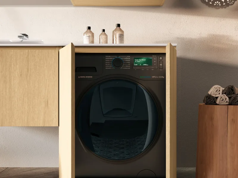 Waschmaschine im 70-cm-Modul unter einer durchgehenden fugenlosen Waschtischplatte, seitlich offen in Eiche gerahmt