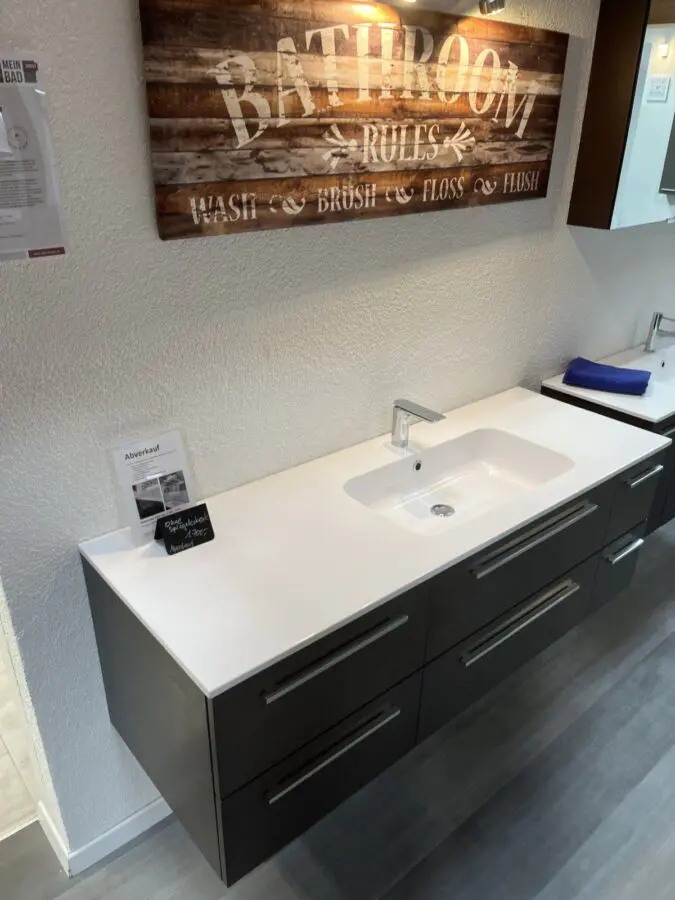 Mineralguss-Waschtisch Tiefe 52 cm, Breite 145 cm Hochwertiges Möbel aschefarben mit Griffen Becken nach rechts versetzt, wie bei allen Kombis natürlich mit passendem Ausschnitt für den Ablauf im Unterschrank 3 x 2 Auszüge, Höhe jeder Schublade 24 cm (außen), Gesamthöhe der Anlage 48 cm