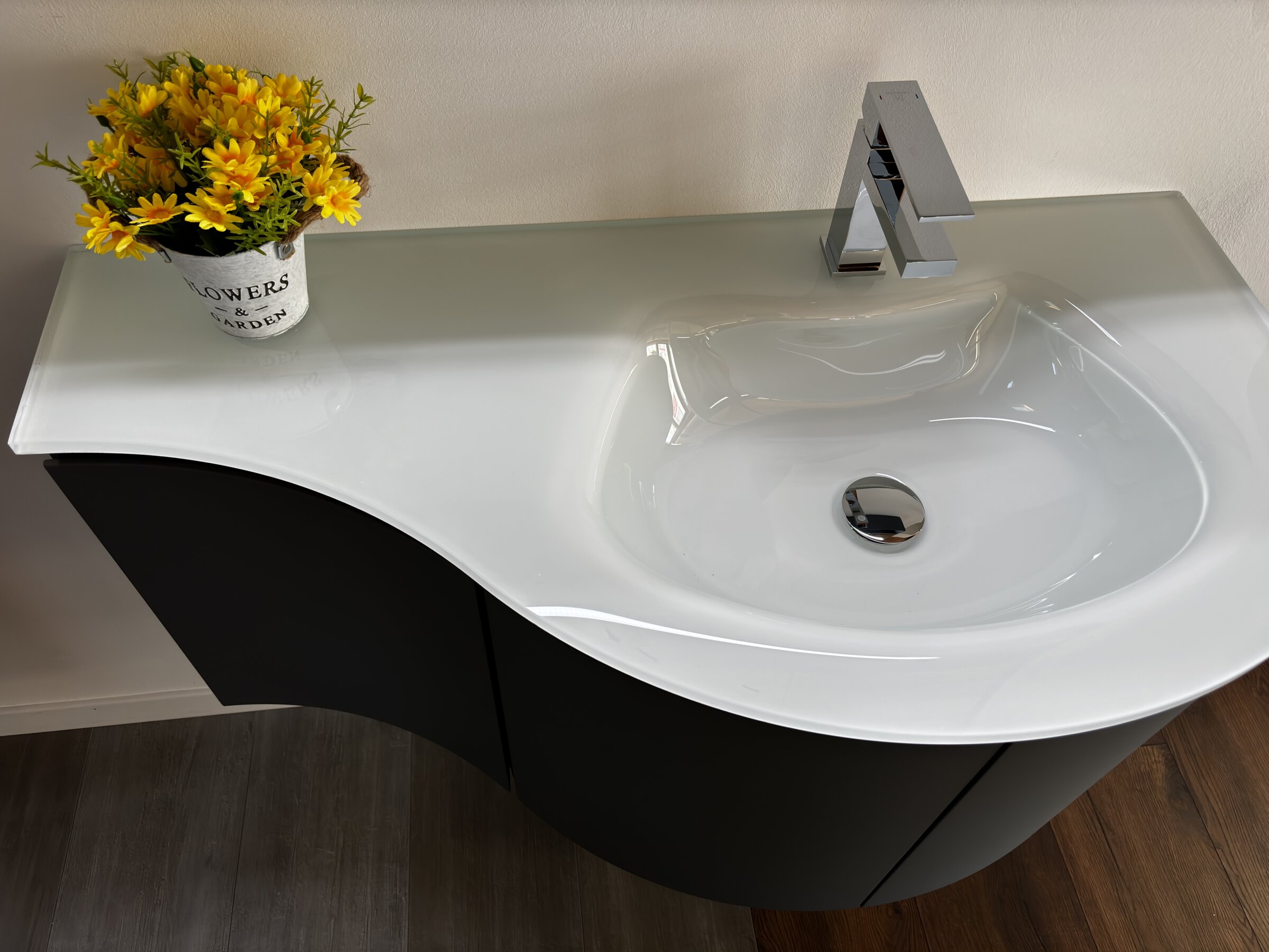 Outlet-Aktionsware Koje 6: Gerundeter Glaswaschtisch mit edel lackiertem Unterbau und Top-Spiegelschrank 16 Qualitäts-Badmöbel und Waschtische - auch auf Maß. - 2