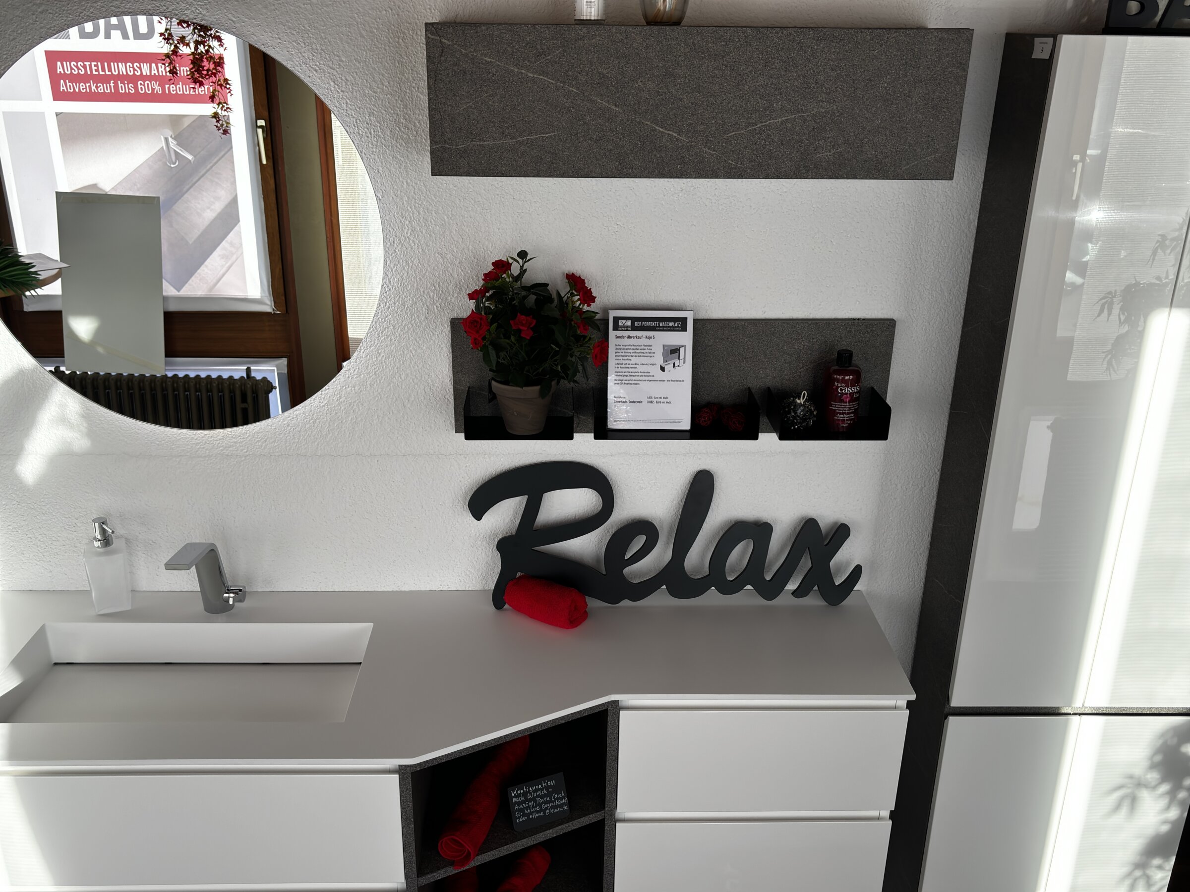 Outlet-Aktionsware Koje 9: Raffinierte Raumnutzung mit Tiefen-Versatz 12 Designer-Waschtisch Abverkauf Ludwigsburg bei Stuttgart