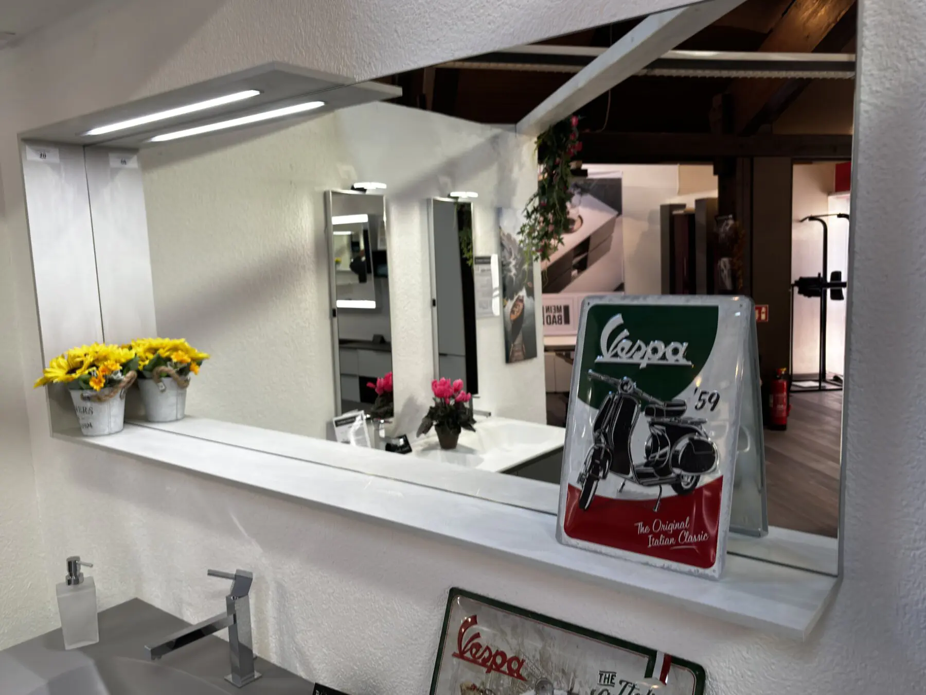 Hochwertiger grauer Waschtisch mit fugenlos integriertem Becken, Ablage und Rahmen-Spiegel Abverkauf Ludwigsburg Badausstellung