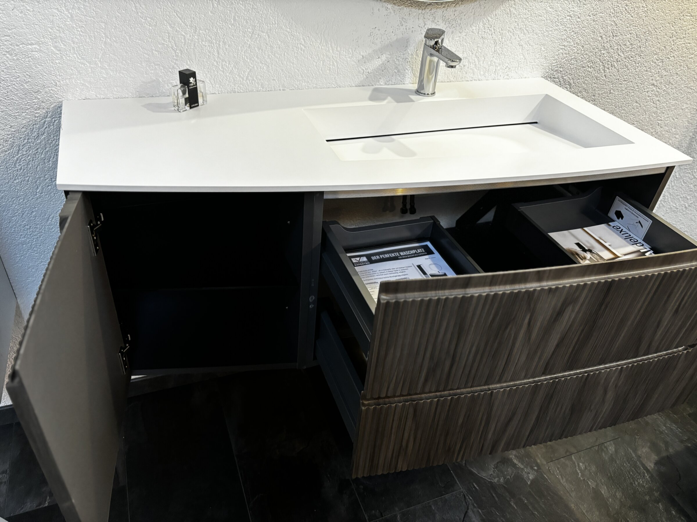 Outlet-Aktionsware Koje 25: Gerundete Exklusiv-Lösung mit "Rillenfronten" 18 Gerundete Exklusiv-Lösung mit "Rillenfronten" Abverkauf Ausstellungsstück Ludwigsburg bei Stuttgart