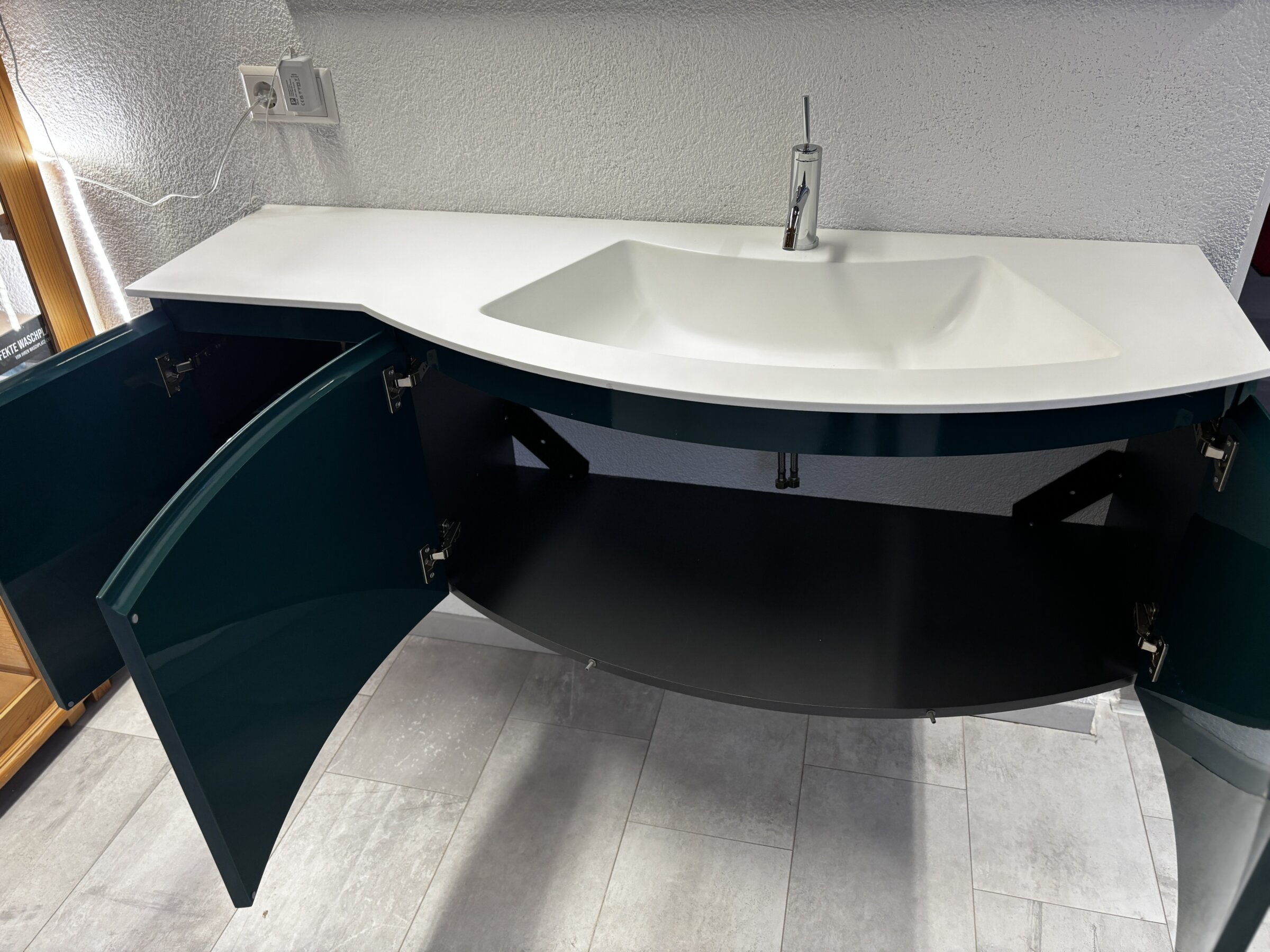 Outlet-Aktionsware Koje A1: SolidTek-Waschtisch gerundet mit neuem blaugrünen Unterbau 10 Abverkauf Restposten Ludwigsburg gerundeter Waschtisch Badmöbel